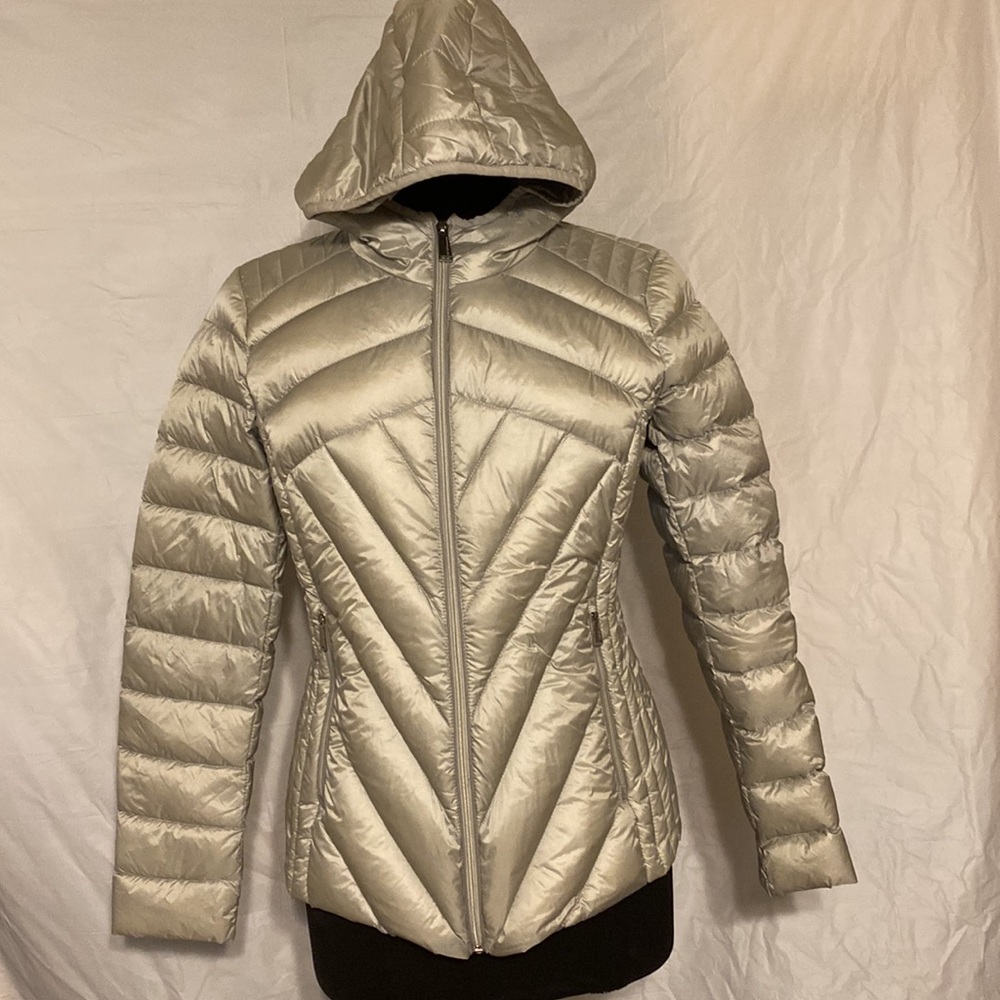 BCBG GENERATION ULTRA LIGHT WEIGHT PACKABLE DOWN PUFFER JACKET COLOR GRA…